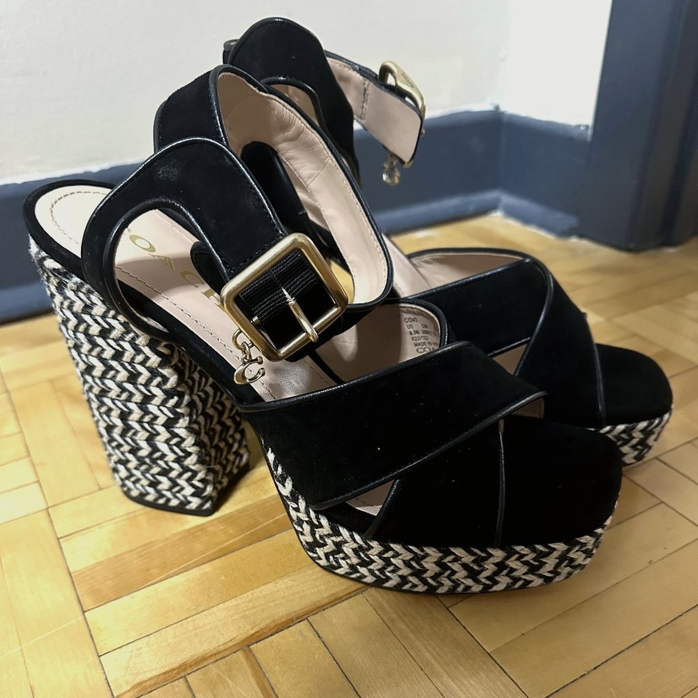 Nelly Sandal, COACH
